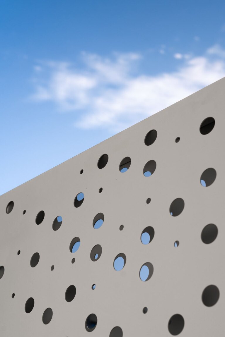 Osiedle przy ul. Nadolnik w Poznaniu - perforowane balustrady balkonów