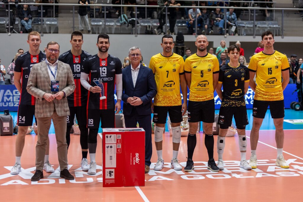 Drużyny ustawione na boisku przed meczem