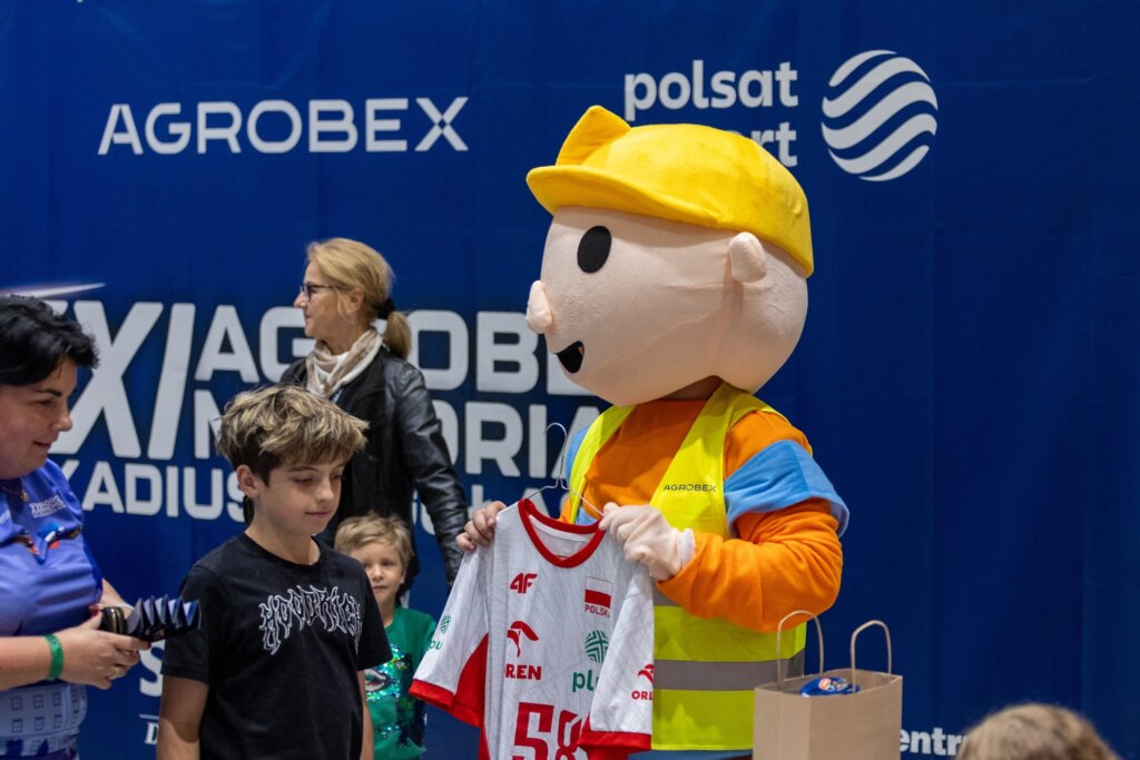 Maskotka Agrobex z młodym kibicem i koszulką z autografami