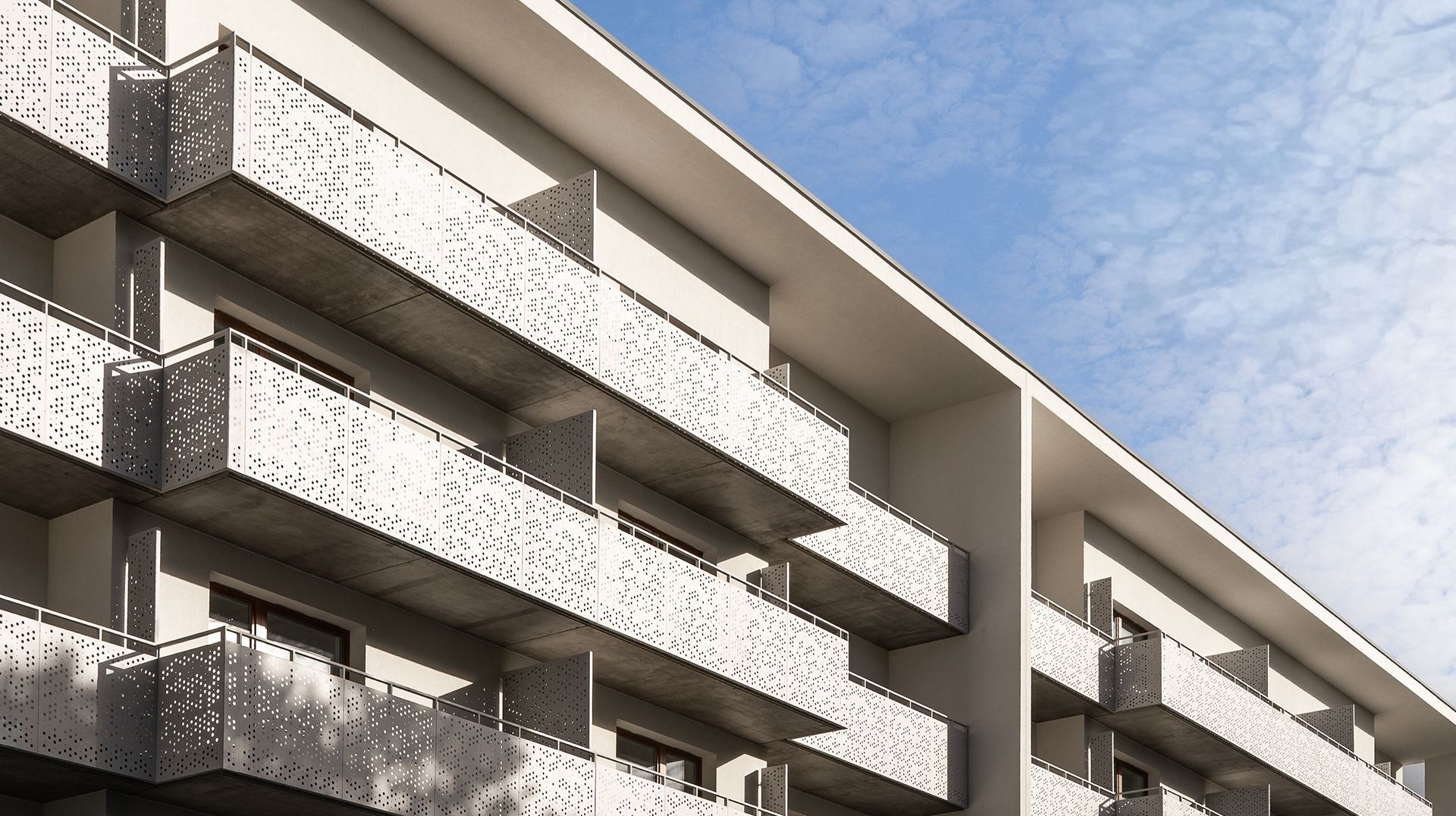 Osiedle przy ul. Nadolnik w Poznaniu - balkony z perforowanymi balustradami