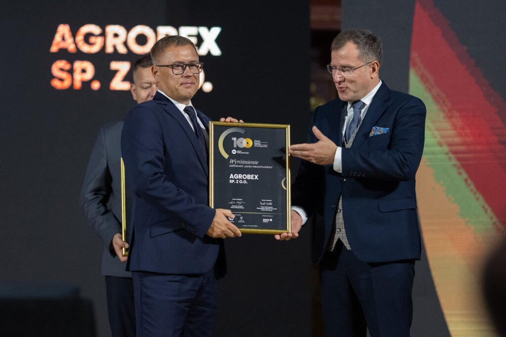 Paweł Michalski, wiceprezes zarządu Agrobex, z dyplomem nagrody