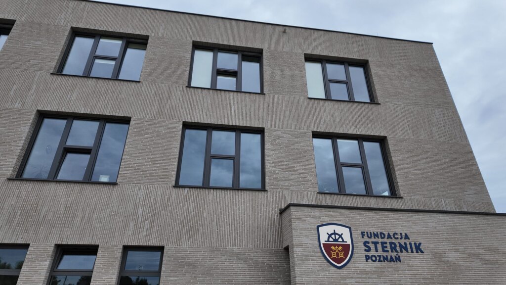 Elewacja szkoły z logo Fundacji STERNIK