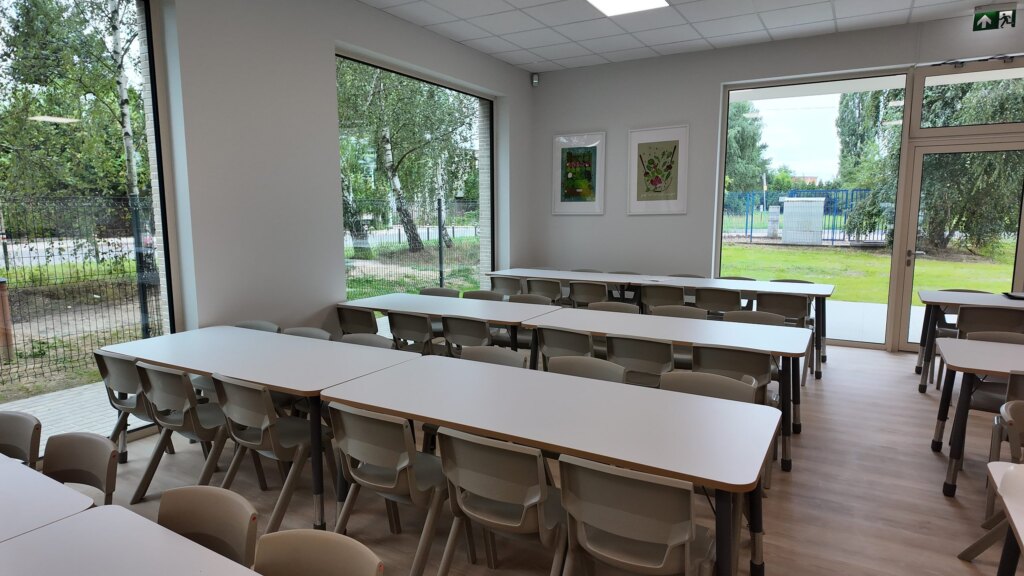 Sala lekcyjna z widokiem na zieleń