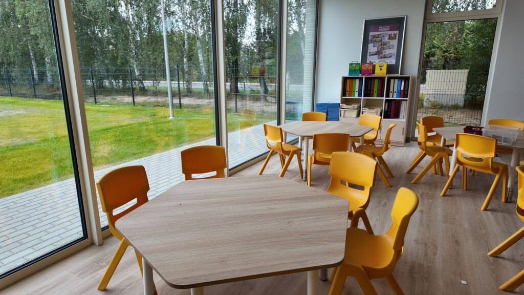 Sala przedszkolna z dużymi przeszkleniami