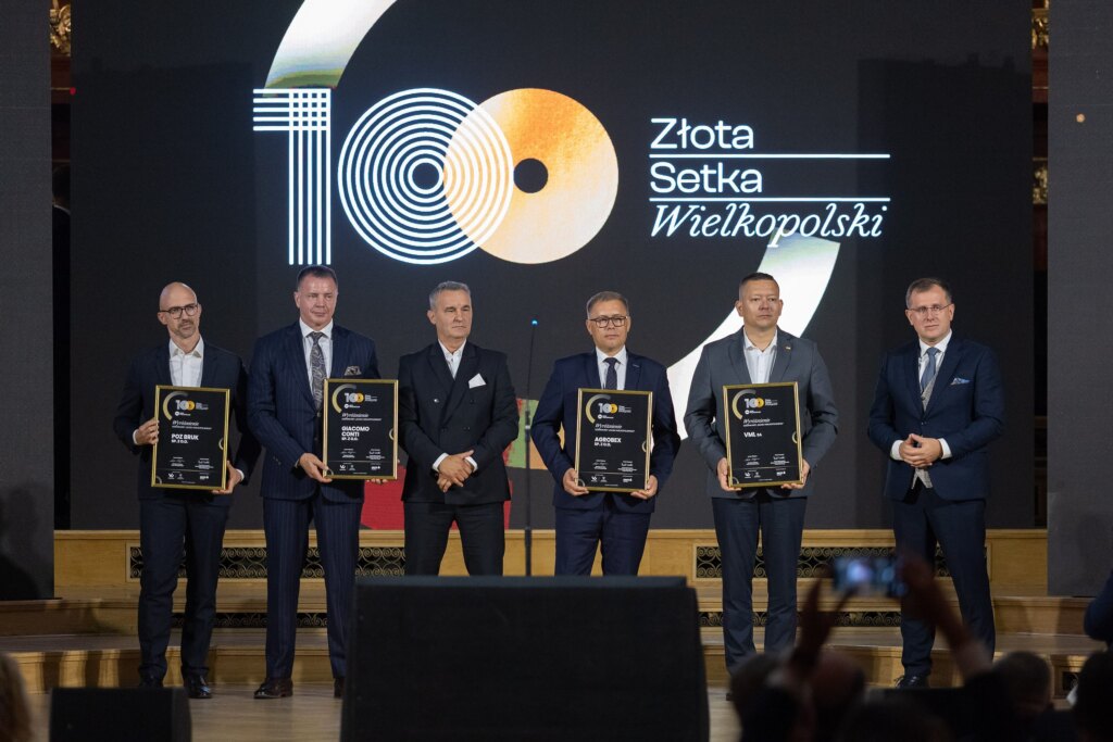 Wyróżnieni na tle logo Złotej Setki Wielkopolski